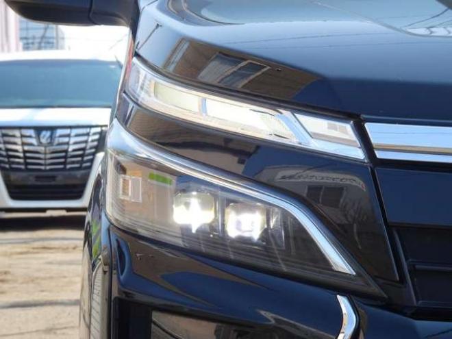 ヴォクシー2.0 ZS 煌III 4WD　本州車　保証1年/走行距離無制限　4WD　両側パワースライドドア　トヨタセーフティセンス　ALPINE製ナビ　地デジ　バックカメラ　Bluetooth接続　ハーフレザーシート　ビルトインETC　LEDヘッドライト　冬タイヤ付 2000