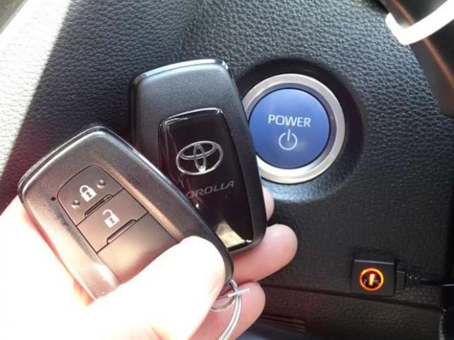 カローラツーリング　1.8 ハイブリッド S E-Four 4WD　本州仕入　ハイブリッド保証2年/走行距離無制限　4WD　トヨタセーフティセンス　9インチディスプレイオーディオ　地デジ　バックカメラ　前席シートヒーター　ステアリングヒーター　ブレーキホールド 1800