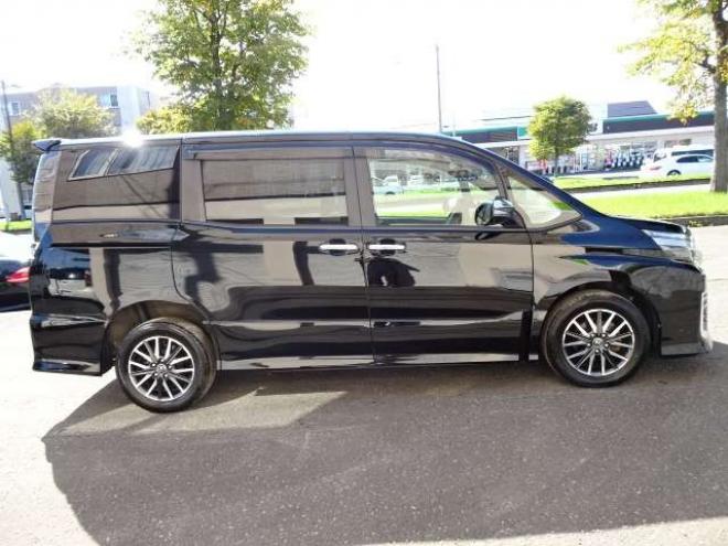 ヴォクシー2.0 ZS 煌II 4WD　本州車　保証1年/走行距離無制限　4WD　トヨタセーフティセンス　両側パワースライドドア　純正ナビ　ビルトインETC　LEDヘッドライト　純正16インチアルミホイール　アイドリングストップ　スマートキー 2000