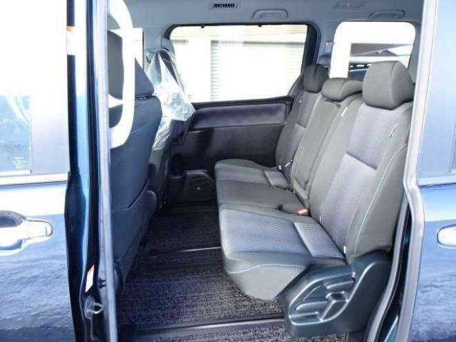 ヴォクシー2.0 ZS 煌II 4WD　本州車　保証付1年/走行距離無制限　4WD　ローダウン　両側パワースライドドア　純正9インチナビ　バックカメラ　ビルトインETC　社外18インチアルミホイール　アイドリングストップ　スマートキー　LEDヘッドライト 2000