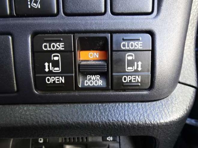 ヴォクシー2.0 ZS 煌II 4WD　本州車　保証付1年/走行距離無制限　4WD　ローダウン　両側パワースライドドア　純正9インチナビ　バックカメラ　ビルトインETC　社外18インチアルミホイール　アイドリングストップ　スマートキー　LEDヘッドライト 2000