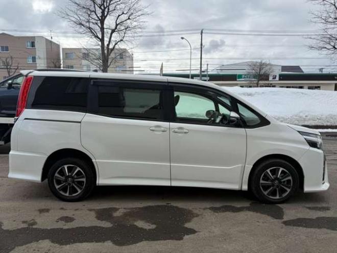 ヴォクシー2.0 ZS 4WD　本州車　保証1年/走行距離無制限　4WD　後期型　トヨタセーフティセンス　両側パワースライドドア　純正ナビ　地デジ　バックカメラ　8人乗り　社外テールレンズ　ビルトインETC　LEDヘッドライト 2000