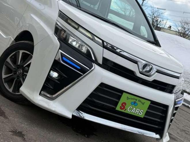 ヴォクシー2.0 ZS 4WD　本州車　保証1年/走行距離無制限　4WD　後期型　トヨタセーフティセンス　両側パワースライドドア　純正ナビ　地デジ　バックカメラ　8人乗り　社外テールレンズ　ビルトインETC　LEDヘッドライト 2000