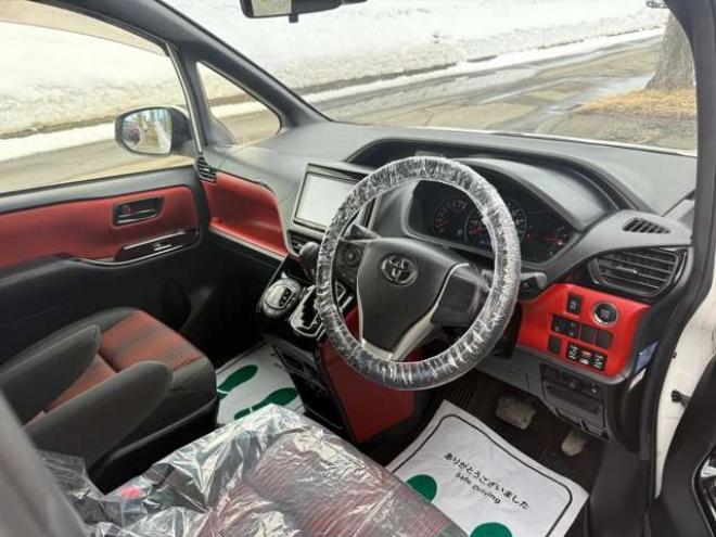 ヴォクシー2.0 ZS 4WD　本州車　保証1年/走行距離無制限　4WD　後期型　トヨタセーフティセンス　両側パワースライドドア　純正ナビ　地デジ　バックカメラ　8人乗り　社外テールレンズ　ビルトインETC　LEDヘッドライト 2000