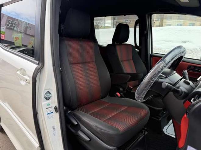 ヴォクシー2.0 ZS 4WD　本州車　保証1年/走行距離無制限　4WD　後期型　トヨタセーフティセンス　両側パワースライドドア　純正ナビ　地デジ　バックカメラ　8人乗り　社外テールレンズ　ビルトインETC　LEDヘッドライト 2000