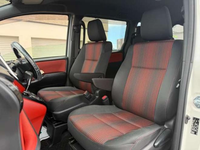 ヴォクシー2.0 ZS 4WD　本州車　保証1年/走行距離無制限　4WD　後期型　トヨタセーフティセンス　両側パワースライドドア　純正ナビ　地デジ　バックカメラ　8人乗り　社外テールレンズ　ビルトインETC　LEDヘッドライト 2000