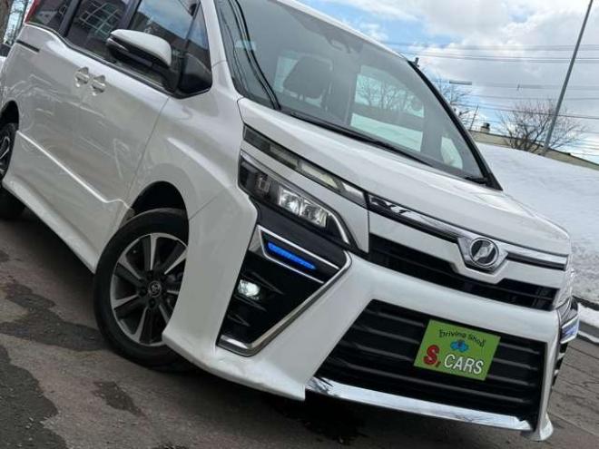 ヴォクシー2.0 ZS 4WD　本州車　保証1年/走行距離無制限　4WD　後期型　トヨタセーフティセンス　両側パワースライドドア　純正ナビ　地デジ　バックカメラ　8人乗り　社外テールレンズ　ビルトインETC　LEDヘッドライト 2000