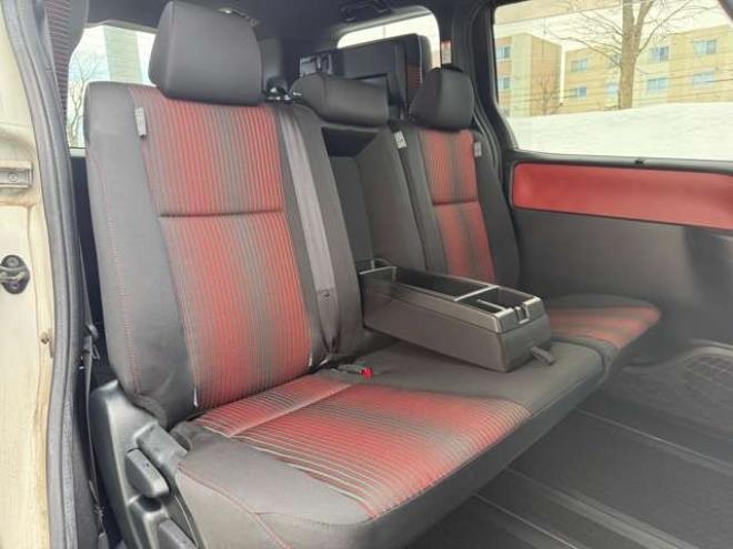 ヴォクシー2.0 ZS 4WD　本州車　保証1年/走行距離無制限　4WD　後期型　トヨタセーフティセンス　両側パワースライドドア　純正ナビ　地デジ　バックカメラ　8人乗り　社外テールレンズ　ビルトインETC　LEDヘッドライト 2000