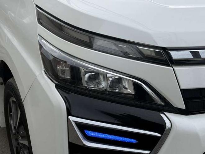 ヴォクシー2.0 ZS 4WD　本州車　保証1年/走行距離無制限　4WD　後期型　トヨタセーフティセンス　両側パワースライドドア　純正ナビ　地デジ　バックカメラ　8人乗り　社外テールレンズ　ビルトインETC　LEDヘッドライト 2000