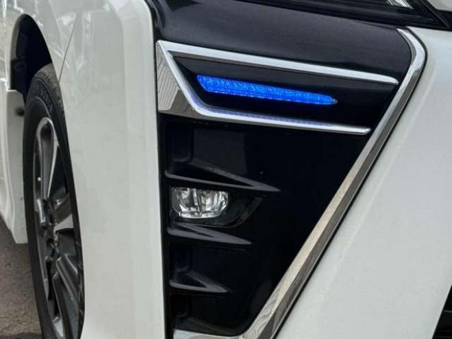 ヴォクシー2.0 ZS 4WD　本州車　保証1年/走行距離無制限　4WD　後期型　トヨタセーフティセンス　両側パワースライドドア　純正ナビ　地デジ　バックカメラ　8人乗り　社外テールレンズ　ビルトインETC　LEDヘッドライト 2000