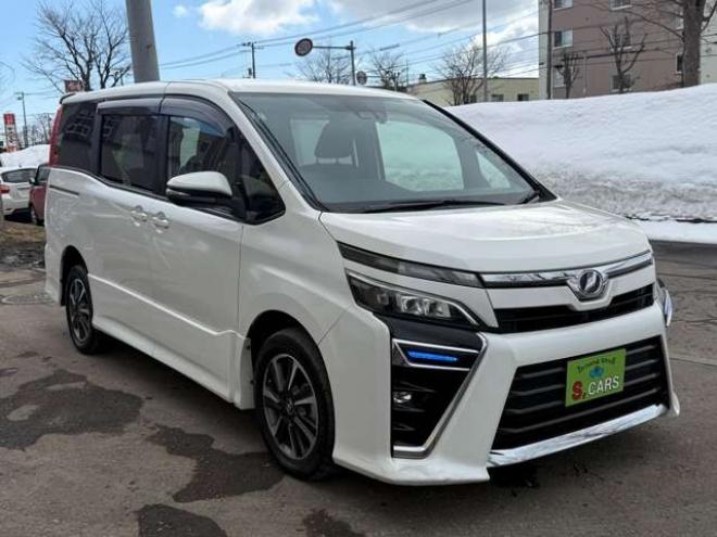 ヴォクシー2.0 ZS 4WD　本州車　保証1年/走行距離無制限　4WD　後期型　トヨタセーフティセンス　両側パワースライドドア　純正ナビ　地デジ　バックカメラ　8人乗り　社外テールレンズ　ビルトインETC　LEDヘッドライト 2000