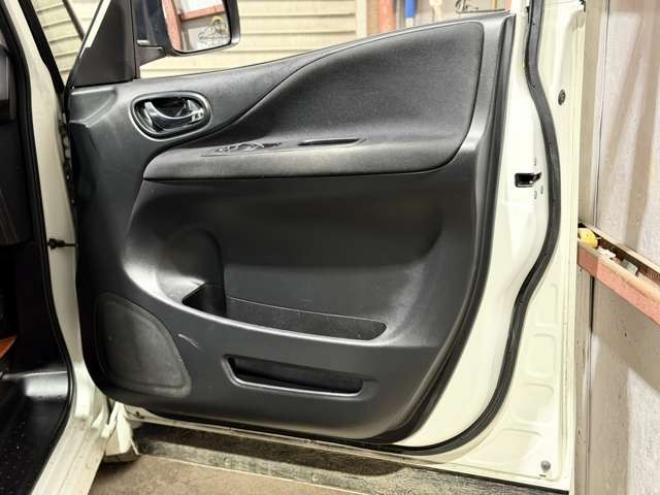 セレナ2.0 ハイウェイスター 4WD　防錆塗装4WD 2000