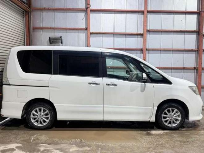 セレナ2.0 ハイウェイスター 4WD　防錆塗装4WDTVナビBカメ 2000