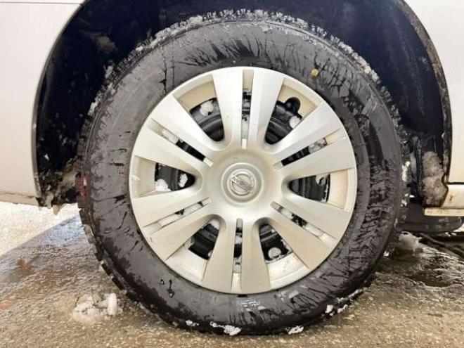 セレナ2.0 20S 4WD　防錆塗装4WDキーレスCDETC夏冬タイヤ 2000