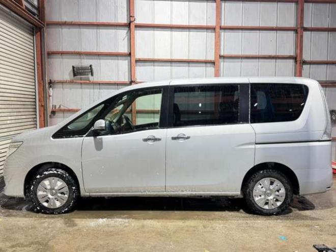 セレナ2.0 20S 4WD　防錆塗装4WDキーレスCDETC夏冬タイヤ 2000