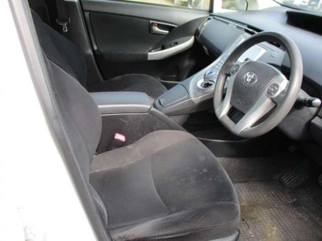 プリウス1.8 L　ナビ・バックカメラ・スマートキー 2WD 1800