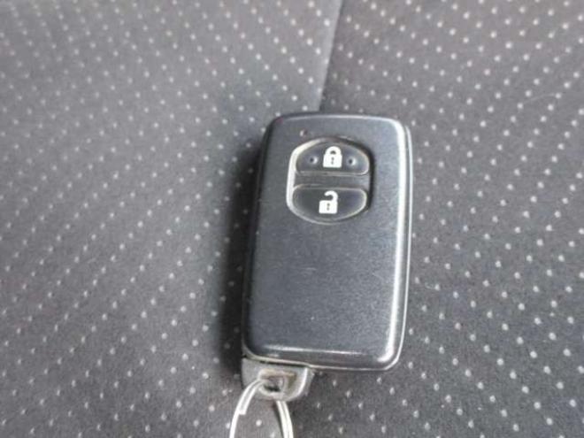 プリウス1.8 L　ナビ・バックカメラ・スマートキー 2WD 1800