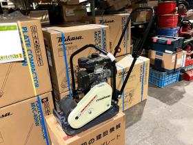 その他　明和　新品　KP50　プレートコンパクター