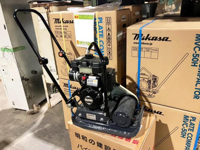 その他明和　新品　KP50　プレートコンパクター