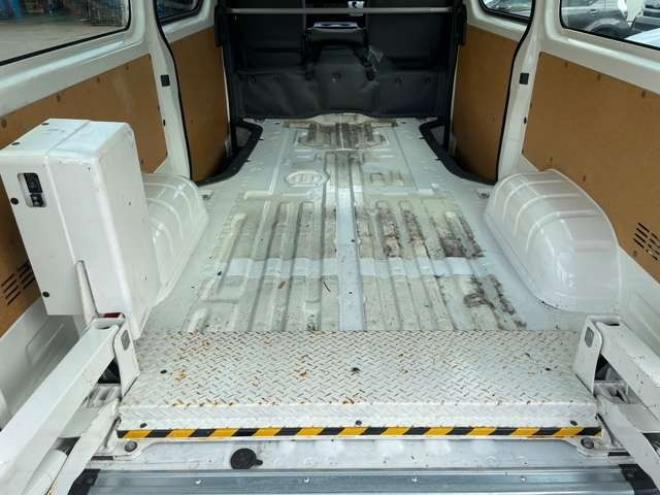 ハイエースバン2.8 リフト付バン ロング ディーゼルターボ 4WD　4WD　5ドア　パワーゲート付 2800