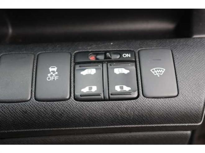 ステップワゴン2.0 スパーダ Z 4WD　検二年　バックカメラ　自社　ローンカノウ 2000