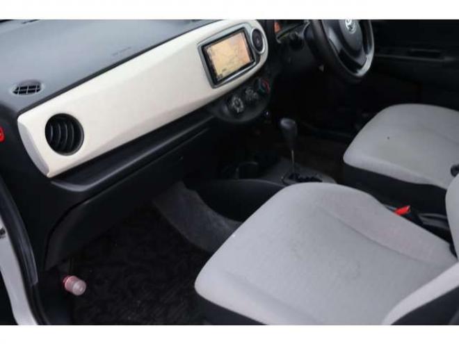 ヴィッツ1.3 F 4WD　検2年　自社　ローンカノウ 1300