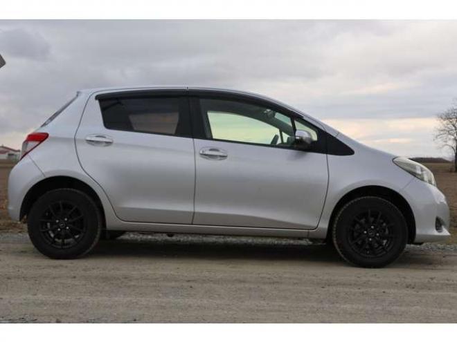 ヴィッツ1.3 F 4WD　検2年　自社　ローンカノウ 1300