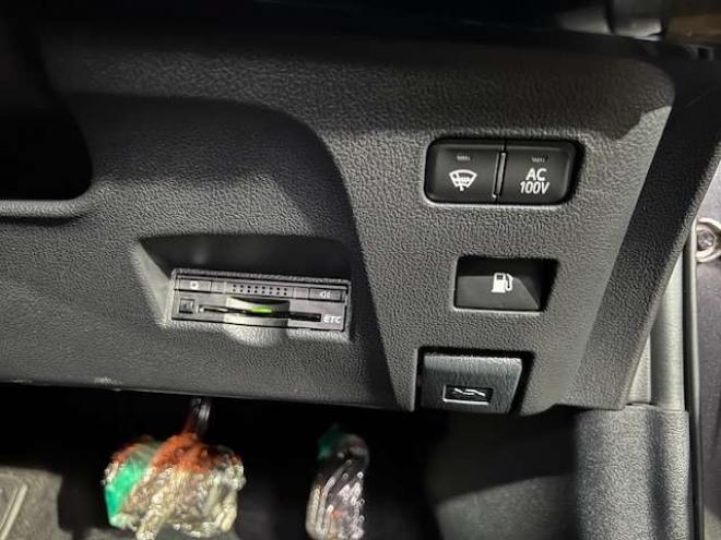 プリウス1.8 A プレミアム ツーリングセレクション E-Four 4WD　TRDスポイラー・18インチAW・純正8型ナビ・エンジンスターター・ドライブレコーダー・アダプティブクルーズコントロール・パワーシート・ETC・1500W給電・車検令和9年7月・寒冷地仕様車 1800