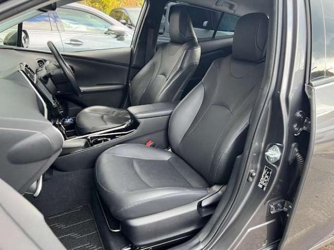 プリウス1.8 A プレミアム ツーリングセレクション E-Four 4WD　TRDスポイラー・18インチAW・純正8型ナビ・エンジンスターター・ドライブレコーダー・アダプティブクルーズコントロール・パワーシート・ETC・1500W給電・車検令和9年7月・寒冷地仕様車 1800