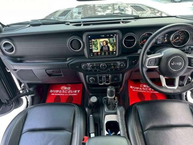 ラングラーアンリミテッド サハラ 3.6L 4WD　グラナイトグレー　エアコン　クルコン　パワステ　パワーウィンドウ　フロントカメラ　バックカメラ　キーレスエントリー　アルミホイール　ABS　横滑り防止装置　盗難防止装置　フルセグTV 正規輸入車 3600