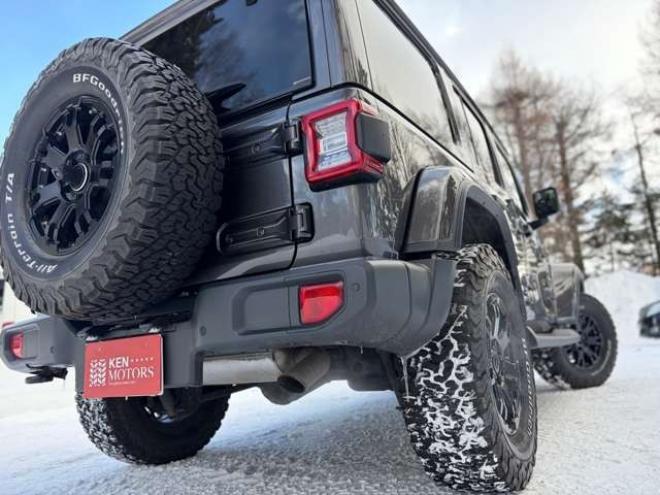 ラングラーアンリミテッド サハラ 3.6L 4WD　グラナイトグレー　エアコン　クルコン　パワステ　パワーウィンドウ　フロントカメラ　バックカメラ　キーレスエントリー　アルミホイール　ABS　横滑り防止装置　盗難防止装置　フルセグTV 正規輸入車 3600