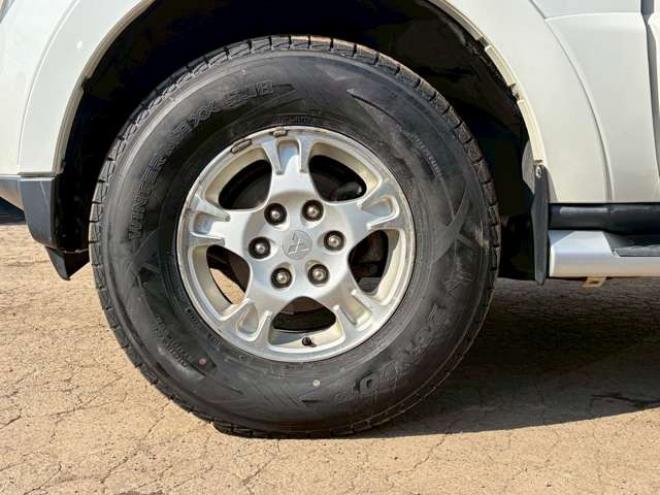 パジェロ3.0 ロング リミテッド エディション 4WD　ワンオーナー　社外ナビ　バックカメラ　純正アルミホイール　エアコン　エンジンスターター　ETC　記録簿　キーレスエントリー　パワステ　パワーウィンドウ　3列シート　エアコン　寒冷地仕様　盗難防止装置 3000