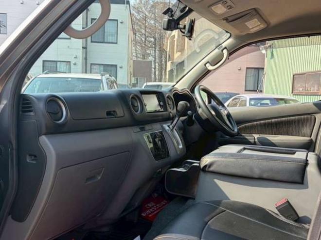 キャラバンNV350 2.5 プレミアムGX ロングボディ ディーゼルターボ 4WD　ヒッチメンバー　エンジンスターター　パワステ　パワーウィンドウ　純正ナビ　バックカメラ　ETC　社外アルミホイール　ABS　キーレスエントリー　ドライブレコーダー 2500