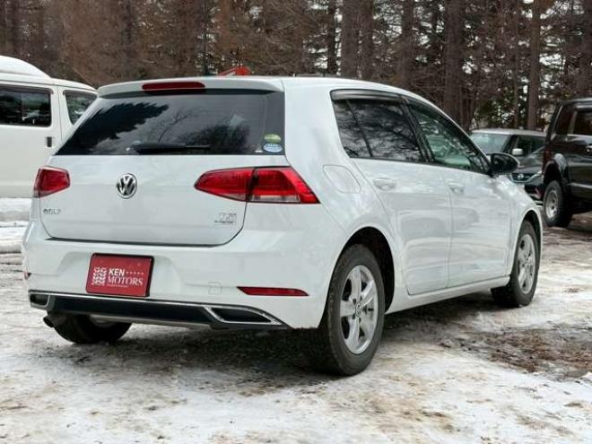 ゴルフTSI コンフォートライン　地デジナビ　バックカメラ　純正アルミホイール　パワステ　パワーウィンドウ　ABS　キーレスエントリー　ETC　クルーズコントロール　横滑り防止装置　エアコン　盗難防止装置　CD　アイドリングストップ 正規輸入車 2WD 1200