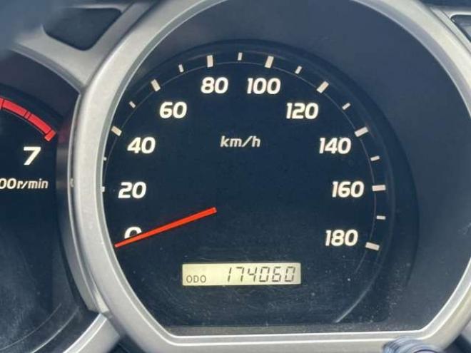 ハイラックスサーフ2.7 SSR-G 4WD　禁煙車　パワステ　パワーウィンドウ　ETC　社外ナビ　バックカメラ　キーレスエントリー　リフトアップ　エンジンスターター　寒冷地仕様　ABS　エアコン　盗難防止装置　社外アルミホイール 2700