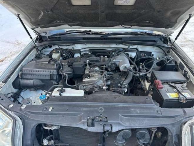 ハイラックスサーフ2.7 SSR-G 4WD　禁煙車　パワステ　パワーウィンドウ　ETC　社外ナビ　バックカメラ　キーレスエントリー　リフトアップ　エンジンスターター　寒冷地仕様　ABS　エアコン　盗難防止装置　社外アルミホイール 2700