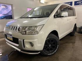 デリカ　Ｄ：５　Ｇパワーパッケージ　本州仕入　禁煙車　寒冷地仕様　エクストリーム１６ＡＷ＋ＧＲＩＰＭＡＸホワイトレター　新品ＪＡＯＳブラックマッドガード　純正１８ＡＷ＋スタッドレスタイヤ付　１２インチリアフリップダウンモニター　ＥＴＣ 4WD 2400 5Dr