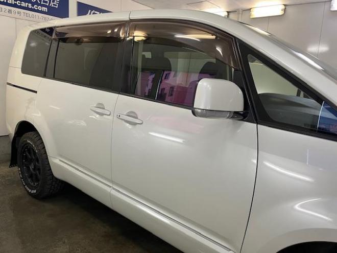 デリカＤ：５　Ｇパワーパッケージ　本州仕入　禁煙車　寒冷地仕様　エクストリーム１６ＡＷ＋ＧＲＩＰＭＡＸホワイトレター　新品ＪＡＯＳブラックマッドガード　純正１８ＡＷ＋スタッドレスタイヤ付　１２インチリアフリップダウンモニター　ＥＴＣ 4WD 2400 5Dr