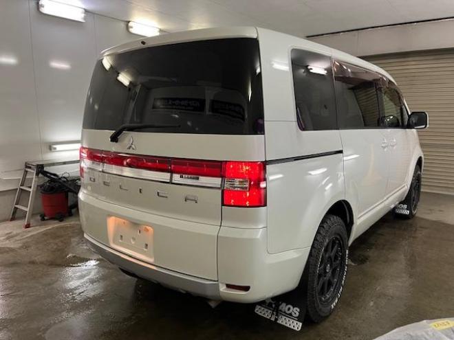 デリカＤ：５　Ｇパワーパッケージ　本州仕入　禁煙車　寒冷地仕様　エクストリーム１６ＡＷ＋ＧＲＩＰＭＡＸホワイトレター　新品ＪＡＯＳブラックマッドガード　純正１８ＡＷ＋スタッドレスタイヤ付　１２インチリアフリップダウンモニター　ＥＴＣ 4WD 2400 5Dr
