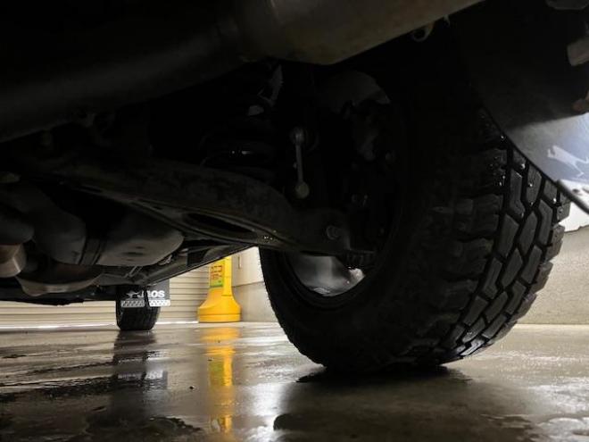 デリカＤ：５　Ｇパワーパッケージ　本州仕入　禁煙車　寒冷地仕様　エクストリーム１６ＡＷ＋ＧＲＩＰＭＡＸホワイトレター　新品ＪＡＯＳブラックマッドガード　純正１８ＡＷ＋スタッドレスタイヤ付　１２インチリアフリップダウンモニター　ＥＴＣ 4WD 2400 5Dr