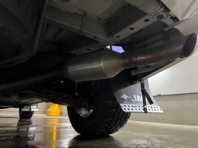 デリカＤ：５　Ｇパワーパッケージ　本州仕入　禁煙車　寒冷地仕様　エクストリーム１６ＡＷ＋ＧＲＩＰＭＡＸホワイトレター　新品ＪＡＯＳブラックマッドガード　純正１８ＡＷ＋スタッドレスタイヤ付　１２インチリアフリップダウンモニター　ＥＴＣ 4WD 2400 5Dr