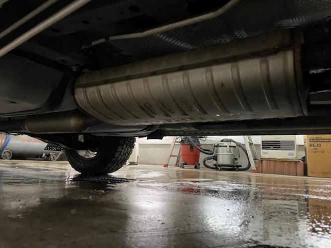 デリカＤ：５　Ｇパワーパッケージ　本州仕入　禁煙車　寒冷地仕様　エクストリーム１６ＡＷ＋ＧＲＩＰＭＡＸホワイトレター　新品ＪＡＯＳブラックマッドガード　純正１８ＡＷ＋スタッドレスタイヤ付　１２インチリアフリップダウンモニター　ＥＴＣ 4WD 2400 5Dr