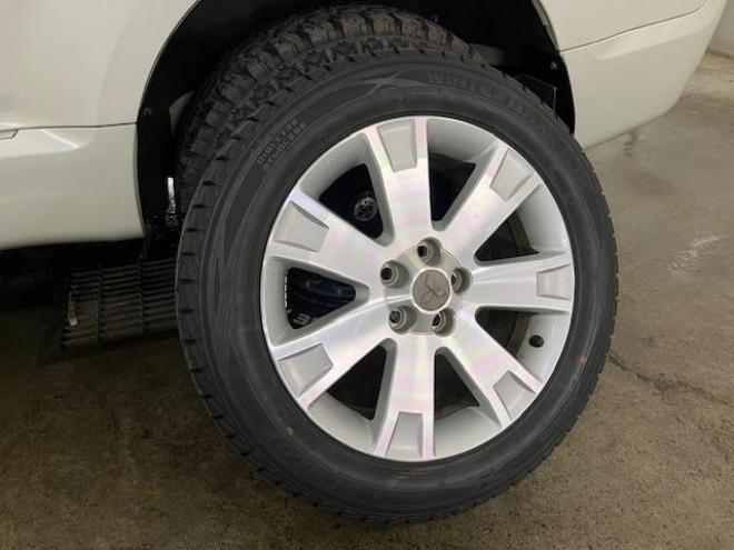 デリカＤ：５　Ｇパワーパッケージ　本州仕入　禁煙車　寒冷地仕様　エクストリーム１６ＡＷ＋ＧＲＩＰＭＡＸホワイトレター　新品ＪＡＯＳブラックマッドガード　純正１８ＡＷ＋スタッドレスタイヤ付　１２インチリアフリップダウンモニター　ＥＴＣ 4WD 2400 5Dr