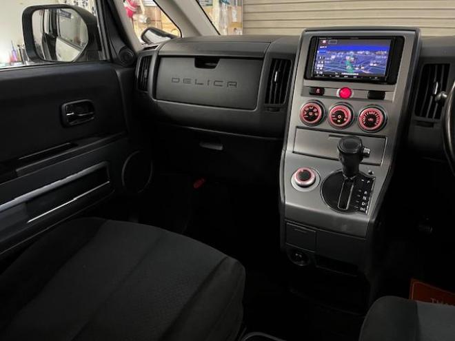 デリカＤ：５　Ｇパワーパッケージ　本州仕入　禁煙車　寒冷地仕様　エクストリーム１６ＡＷ＋ＧＲＩＰＭＡＸホワイトレター　新品ＪＡＯＳブラックマッドガード　純正１８ＡＷ＋スタッドレスタイヤ付　１２インチリアフリップダウンモニター　ＥＴＣ 4WD 2400 5Dr