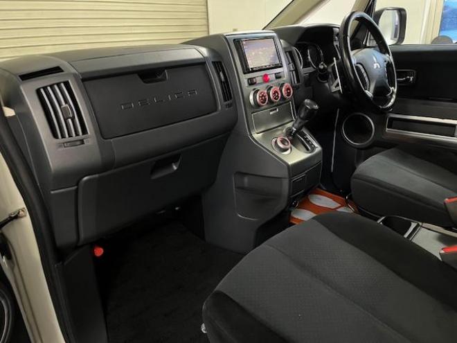 デリカＤ：５　Ｇパワーパッケージ　本州仕入　禁煙車　寒冷地仕様　エクストリーム１６ＡＷ＋ＧＲＩＰＭＡＸホワイトレター　新品ＪＡＯＳブラックマッドガード　純正１８ＡＷ＋スタッドレスタイヤ付　１２インチリアフリップダウンモニター　ＥＴＣ 4WD 2400 5Dr