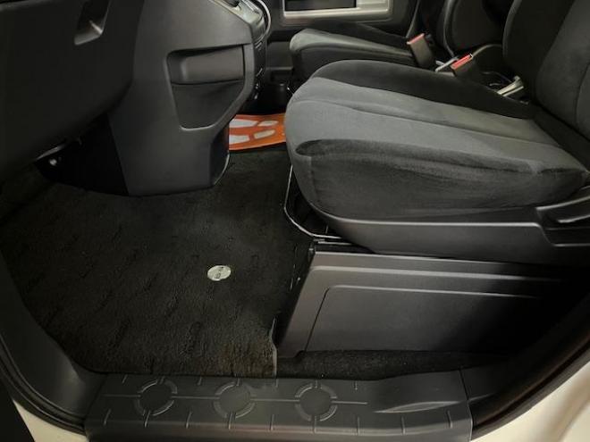 デリカＤ：５　Ｇパワーパッケージ　本州仕入　禁煙車　寒冷地仕様　エクストリーム１６ＡＷ＋ＧＲＩＰＭＡＸホワイトレター　新品ＪＡＯＳブラックマッドガード　純正１８ＡＷ＋スタッドレスタイヤ付　１２インチリアフリップダウンモニター　ＥＴＣ 4WD 2400 5Dr