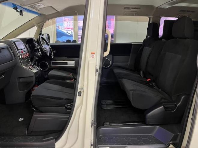 デリカＤ：５　Ｇパワーパッケージ　本州仕入　禁煙車　寒冷地仕様　エクストリーム１６ＡＷ＋ＧＲＩＰＭＡＸホワイトレター　新品ＪＡＯＳブラックマッドガード　純正１８ＡＷ＋スタッドレスタイヤ付　１２インチリアフリップダウンモニター　ＥＴＣ 4WD 2400 5Dr