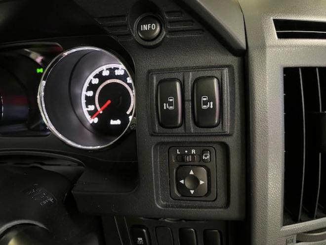 デリカＤ：５　Ｇパワーパッケージ　本州仕入　禁煙車　寒冷地仕様　エクストリーム１６ＡＷ＋ＧＲＩＰＭＡＸホワイトレター　新品ＪＡＯＳブラックマッドガード　純正１８ＡＷ＋スタッドレスタイヤ付　１２インチリアフリップダウンモニター　ＥＴＣ 4WD 2400 5Dr