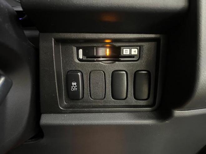 デリカＤ：５　Ｇパワーパッケージ　本州仕入　禁煙車　寒冷地仕様　エクストリーム１６ＡＷ＋ＧＲＩＰＭＡＸホワイトレター　新品ＪＡＯＳブラックマッドガード　純正１８ＡＷ＋スタッドレスタイヤ付　１２インチリアフリップダウンモニター　ＥＴＣ 4WD 2400 5Dr