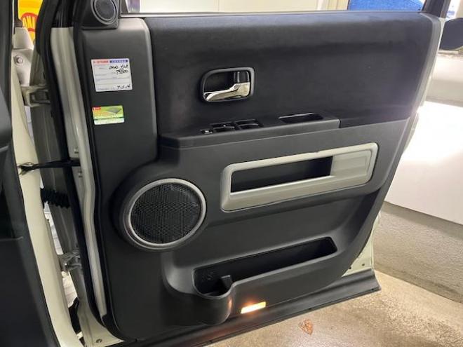 デリカＤ：５　Ｇパワーパッケージ　本州仕入　禁煙車　寒冷地仕様　エクストリーム１６ＡＷ＋ＧＲＩＰＭＡＸホワイトレター　新品ＪＡＯＳブラックマッドガード　純正１８ＡＷ＋スタッドレスタイヤ付　１２インチリアフリップダウンモニター　ＥＴＣ 4WD 2400 5Dr